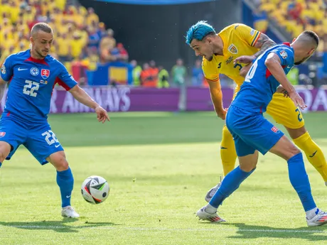 Zľava Stanislav Lobotka, Andrei Ratiu a Milan Škriniar v zápase Slovensko - Rumunsko v skupine E na EURO 2024.