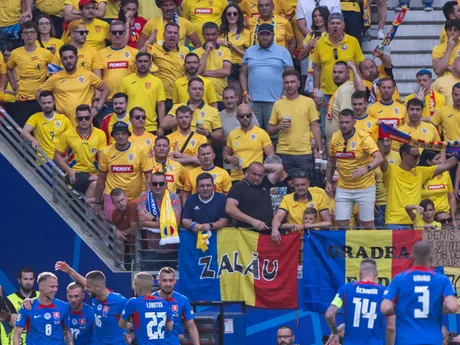 Ondrej Duda sa so spoluhráčmi teší po strelenom góle v zápase Slovensko - Rumunsko v skupine E na EURO 2024.