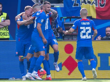 Ondrej Duda sa so spoluhráčmi teší po strelenom góle v zápase Slovensko - Rumunsko v skupine E na EURO 2024.