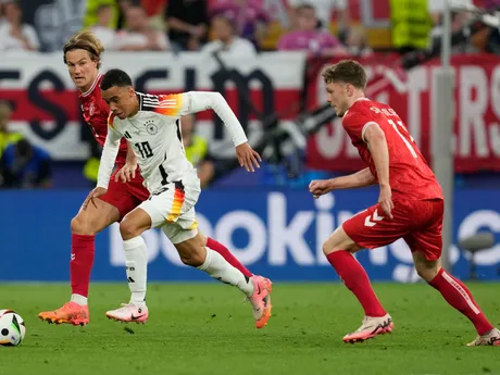 Jamal Musiala a Joachim Andersen v zápase Nemecko - Dánsko na EURO 2024. 