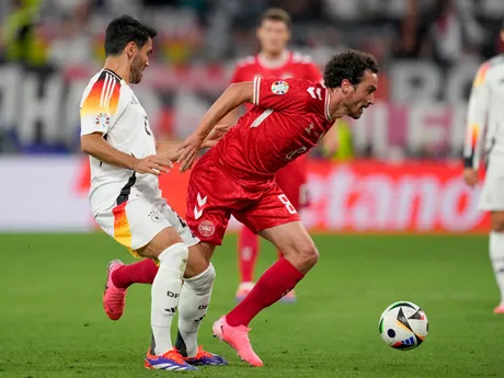 Ilkay Gündogan a Thomas Delane v zápase Nemecko - Dánsko na EURO 2024. 