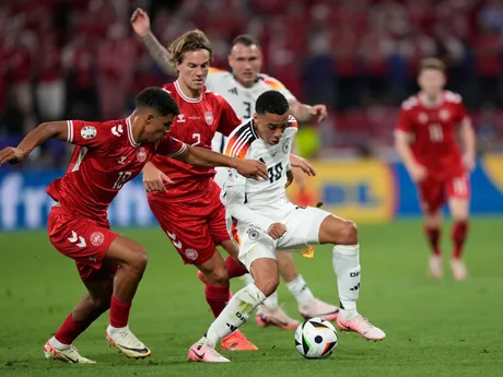 Jamal Musiala a Alexander Bah v zápase Nemecko - Dánsko na EURO 2024. 