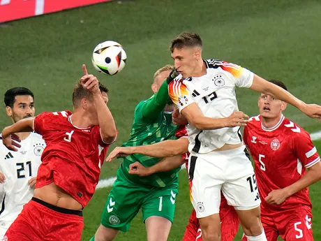 Jannik Vestergaard a Nico Schlotterbeck v zápase Nemecko - Dánsko na EURO 2024. 