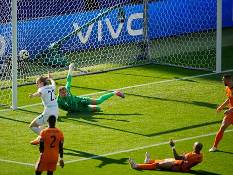 Donyell Malen si strieľa vlastný gól počas zápasu Holandsko - Rakúsko na EURO 2024.