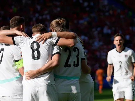 Hráči Rakúska oslavujú gól počas zápasu Holandsko - Rakúsko na EURO 2024.