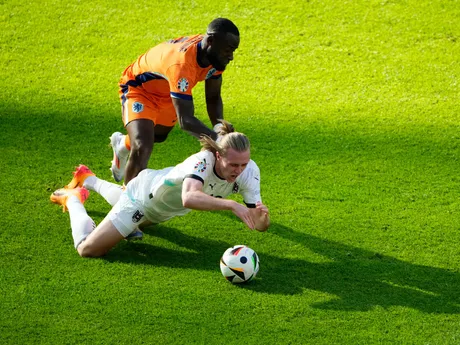 Lutsharel Geertruida a Patrick Wimmer počas zápasu Holandsko - Rakúsko na EURO 2024.