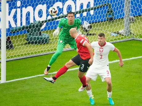 Gernot Trauner strieľa gól v zápase Poľsko - Rakúsko na EURO 2024.