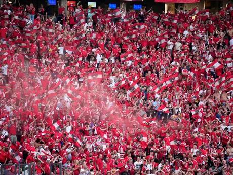 Fanúšikovia Rakúska v zápase s Poľskom na EURO 2024.