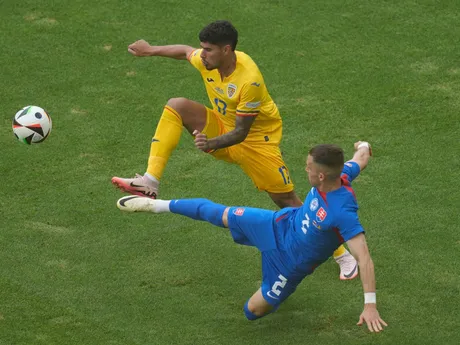 Peter Pekarík (vpravo) a Florinel Coman v zápase Slovensko - Rumunsko v skupine E na EURO 2024.