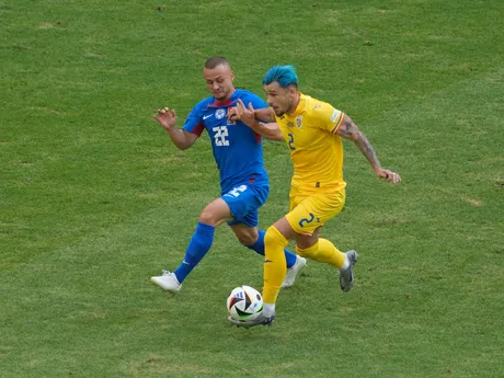 Stanislav Lobotka (vľavo) a Andrei Ratiu v zápase Slovensko - Rumunsko v skupine E na EURO 2024.