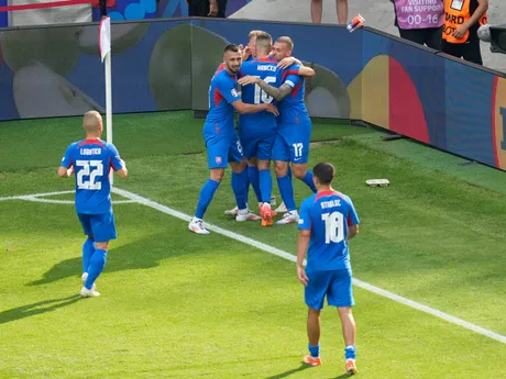 Ondrej Duda sa so spoluhráčmi teší po strelenom góle v zápase Slovensko - Rumunsko v skupine E na EURO 2024.