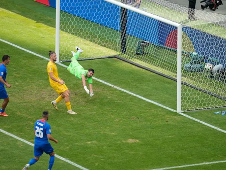 Ondrej Duda strieľa gól v zápase Slovensko - Rumunsko v skupine E na EURO 2024.