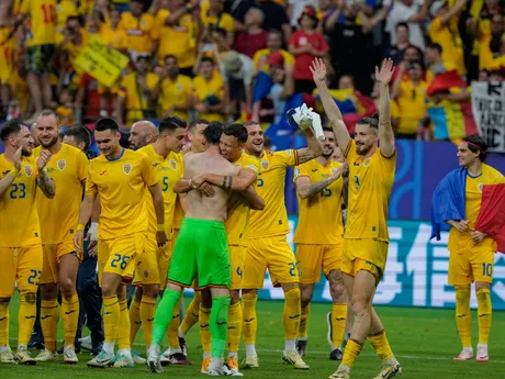 Rumunskí futbalisti sa tešia po postupe do osemfinále na EURO 2024.