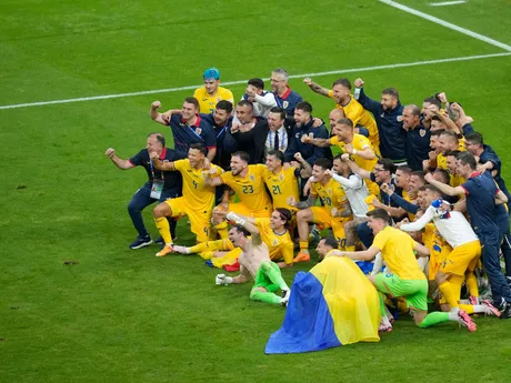 Rumunskí futbalisti sa tešia po postupe do osemfinále na EURO 2024.
