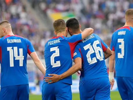 Gólové oslavy Ivana Schranza so spoluhráčmi v zápase Slovensko - Ukrajina v skupine E na EURO 2024 (ME vo futbale).
