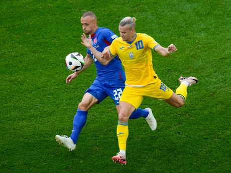 Stanislav Lobotka a Mychajlo Mudryk v súboji o loptu v zápase Slovensko - Ukrajina v skupine E na EURO 2024 (ME vo futbale).