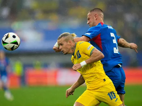 Mychajlo Mudryk a Denis Vavro v súboji o loptu v zápase Slovensko - Ukrajina v skupine E na EURO 2024 (ME vo futbale).