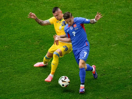 Oleksandr Zubkov a Tomáš Suslov v súboji o loptu v zápase Slovensko - Ukrajina v skupine E na EURO 2024 (ME vo futbale).