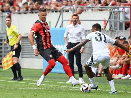 Hráč Trnavy Filip Twardzik a hráč Aston Villy Leon Bailey v priateľskom futbalovom zápase.