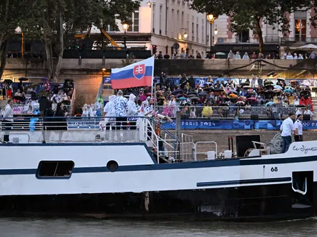 Slovenská výprava počas otváracieho ceremoniálu na OH 2024 v Paríži