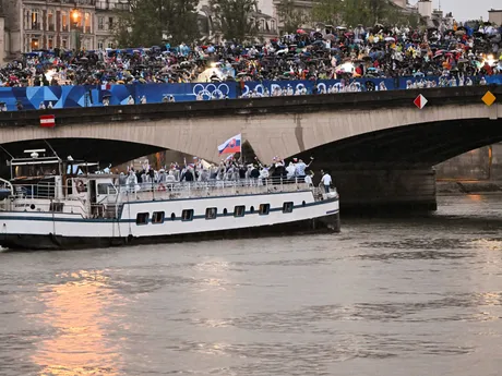 Slovenská výprava počas otváracieho ceremoniálu na OH 2024 v Paríži