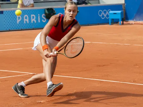 Anna Karolína Schmiedlová odvracia úder Katie Boulterovej na OH v Paríži 2024.