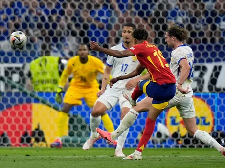 Lamine Yamal strieľa gól v zápase Španielsko - Francúzsko v semifinále EURO 2024.