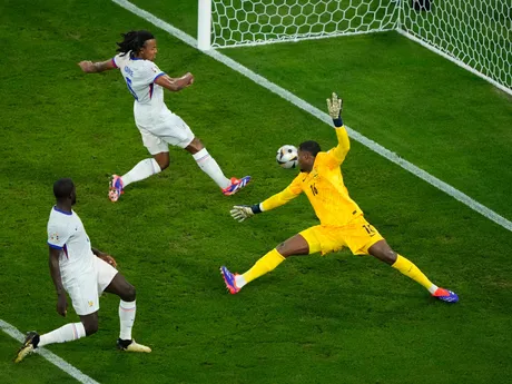 Jules Kounde si strieľa vlastný gól počas zápasu Španielsko - Francúzsko v semifinále EURO 2024.