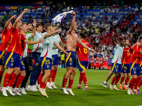 Španielski futbalisti sa tešia po postupe do finále EURO 2024.