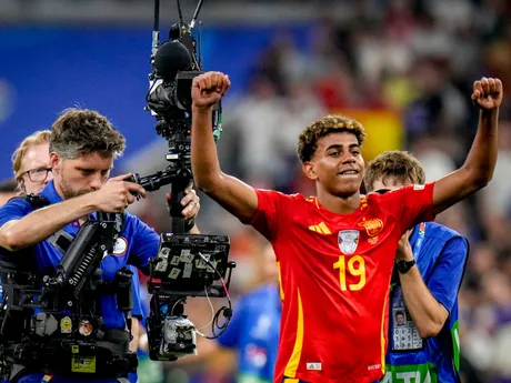 Lamine Yamal sa teší po triumfe v zápase Španielsko - Francúzsko na EURO 2024.