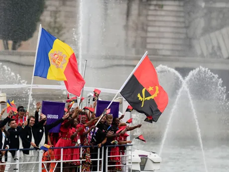 Andorský a angolský tím počas otváracieho ceremoniálu na OH v Paríži 2024. 