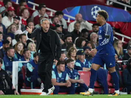 Tréner Luis Enrique a Désiré Doué v zápase Arsenal FC - Paríž St. Germain v prvom semifinále Ligy majstrov.