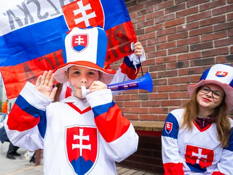 Fanúšikovia Slovenska pred zápasom základnej A- skupiny Slovensko - Slovinsko na MS v hokeji 2025. 