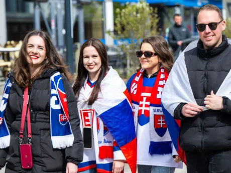 Fanúšikovia Slovenska pred zápasom základnej A- skupiny Slovensko - Slovinsko na MS v hokeji 2025. 