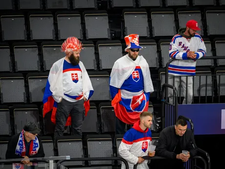 Fanúšikovia pred zápasom Slovensko - Francúzsko na MS v hokeji 2025. 