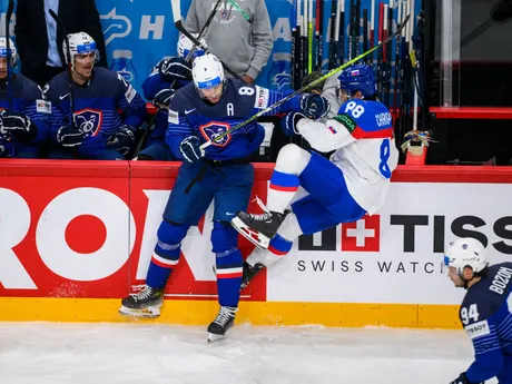 Hugo Gallet a Martin Chromiak v zápase Slovensko - Francúzsko na MS v hokeji 2025. 
