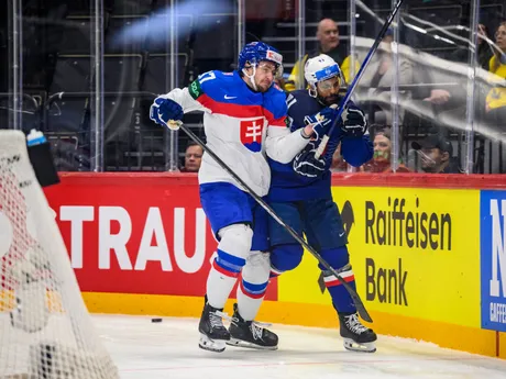 Pavol Regenda a Pierre-Edouard Bellemare v zápase Slovensko - Francúzsko na MS v hokeji 2025.
