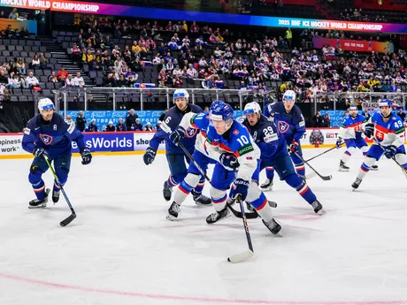 Slovenský útočník Adam Sýkora v zápase proti Francúzsko na MS v hokeji 2025.