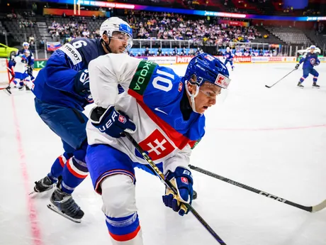 Adam Sýkora a Vincent Llorca v zápase Slovensko - Francúzsko na MS v hokeji 2025.