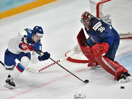 Samuel Honzek pred brankárom Antoineom Kellerom v zápase Slovensko - Francúzsko na MS v hokeji 2025.
