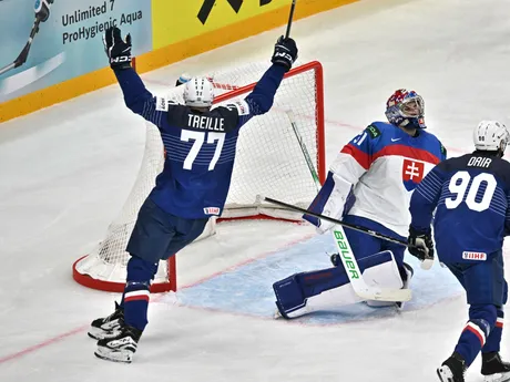 Sacha Treille sa teší z gólu Louisa Boudona v zápase Slovensko - Francúzsko na MS v hokeji 2025.