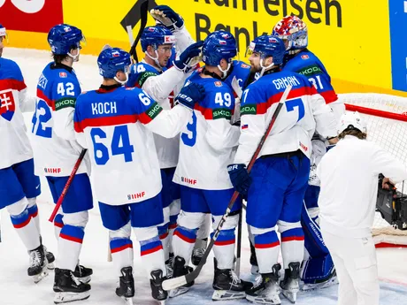 Víťazná radosť slovenských hokejistov po zápase základnej A-skupiny Slovensko - Francúzsko na MS v hokeji 2025. 