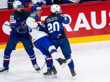 Slovenský obranca Samuel Kňažko medzi dvojicou Francúzov v zápase na MS v hokeji 2025.