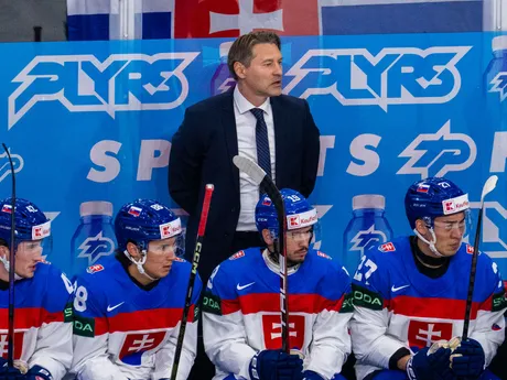 Na snímke je tréner slovenskej hokejovej reprezentácie Vladimír Országh spolu s hráčmi.