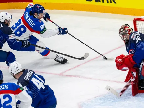 Martin Chromiak sa pri gólovej situácii šikovne natlačil pred francúzskeho brankára. 