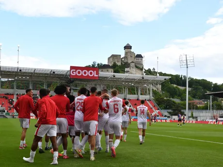 Na snímke hráči Trenčína sa tešia po góle počas 2. zápasu v baráži o Niké ligu AS Trenčín - FC ViOn Zlaté Moravce.