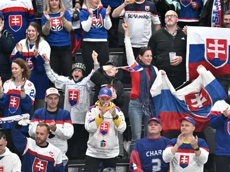 Slovenskí fanúšikovia sa tešia z víťazstva nad Francúzskom na MS v hokeji 2025.