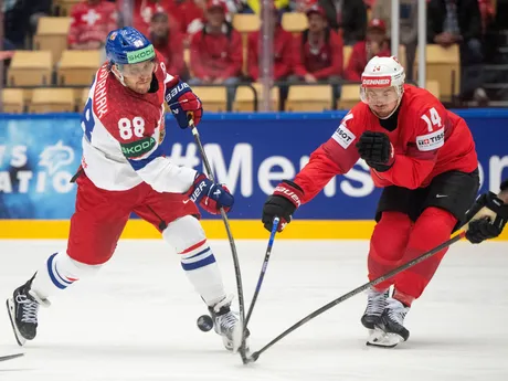 Dean Kukan a David Pastrňák počas zápasu skupiny B Švajčiarsko - Česko na MS v hokeji 2025. 