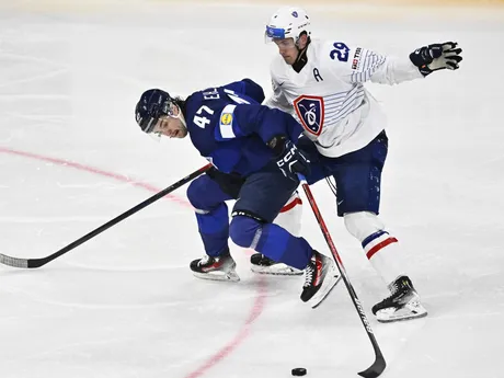 Eemil Erholtz a Louis Boudon v zápase skupiny A Fínsko - Francúzsko na MS v hokeji 2025. 