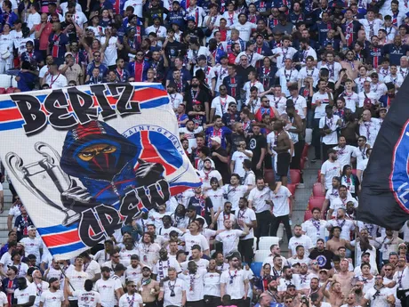 Fanúšikovia PSG pred zápasom Paríž St. Germain - Inter Miláno vo finále Ligy majstrov. 